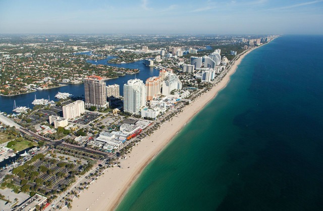 Fantastic Location sleep 9 with 7 beds a short walk from the ocean!