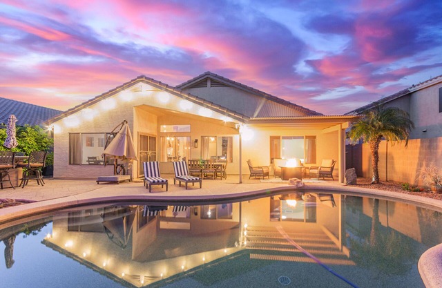 Fantastic Location! Beautiful 4 Beds, Priv Heated Pool half mi to Dwntwn Gilbert