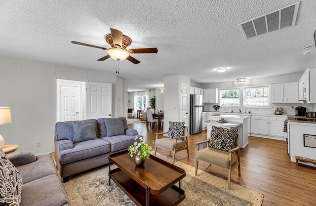 Farm Retreat With Beautiful Views and Animals!