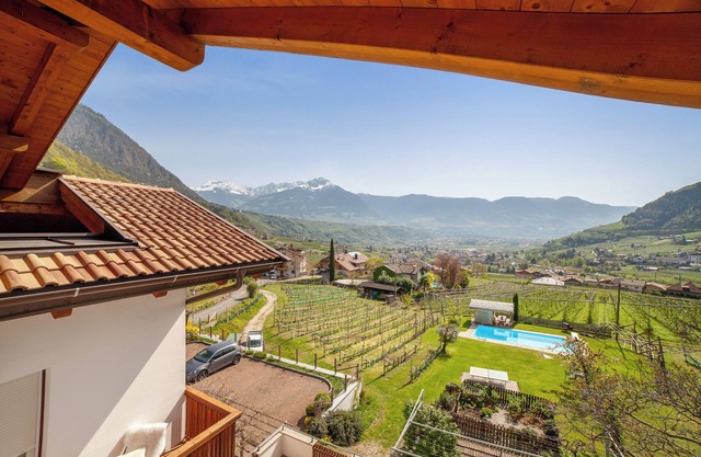 Farmhouse 'Fröhlichhof Wohnung Panorama' with Mountain View, Shared Pool and Wi-Fi