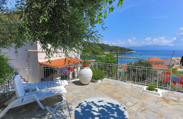 Faros Epta: Gaios studio, sea views, private sun-loungers