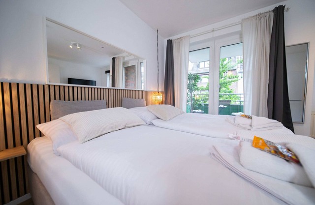 Favorite Stays: Studio with Balcony | Kitchen | Messe