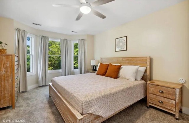 Featherbone Farmhouse- Comfy Gem 1 Block to Town. Perfect for families & groups!