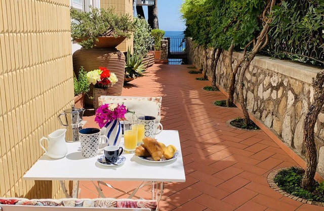 Felicia's corner studio apartment 2 steps from the sea