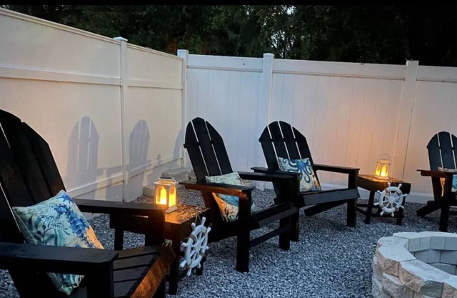 Fenced in - Walk to Brandon boat ramp & 25 minutes to Busch Garden theme parks!