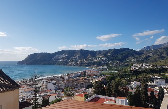 Ferienwohnungen mit Meer-Blick von der Dachterrasse. Strand 400 Meter entfernt.