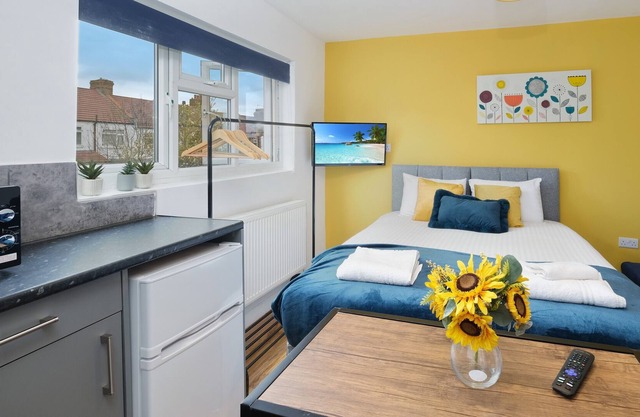 Fernbank Studios Sudbury Hill Harrow with En-Suite - 13