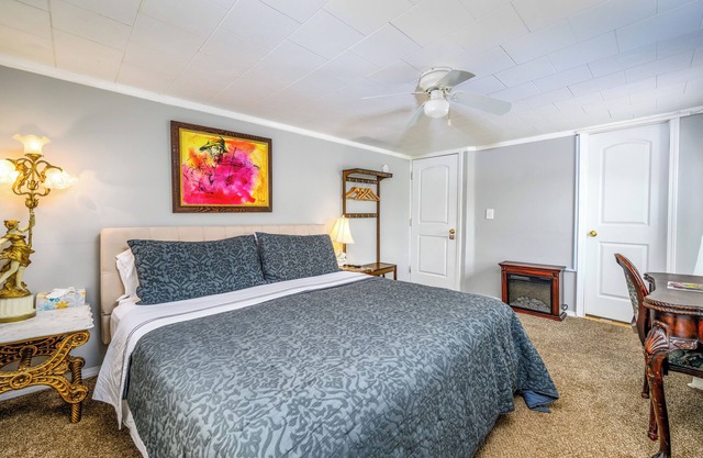 Fiddler On The Roof Room Room with mountain views, a King-Size bed, en suite bathroom, and FREE breakfast. It sleeps 2.