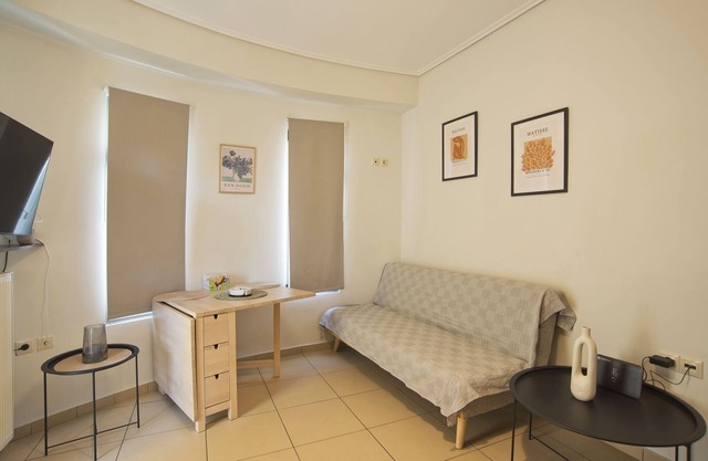 Filoxenia Modern Apt with Balcony near Athens Ctr