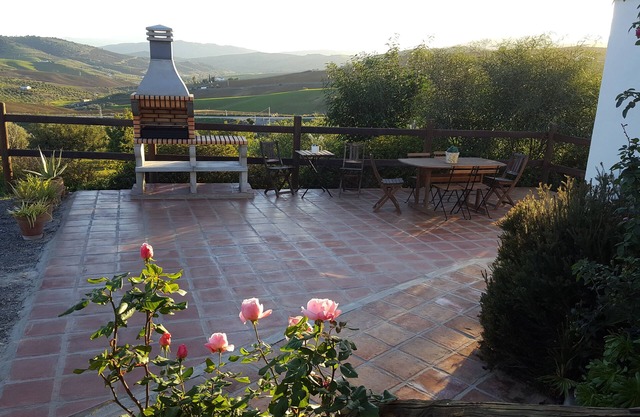 FINCA IN ÁLORA, NEAR THE CAMINITO DEL REY, GREAT POOL OF WATER SALADA. WIFI.