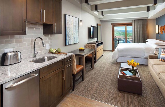 𝐅𝐢𝐧𝐝𝐢𝐧𝐠 𝐌𝐞𝐢𝐥𝐢's Luxury SKI-IN/SKI-OUT Resort+Amenities. Studio