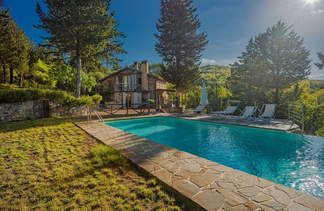 Fioraie villa with pool and breathtaking views for 6 people