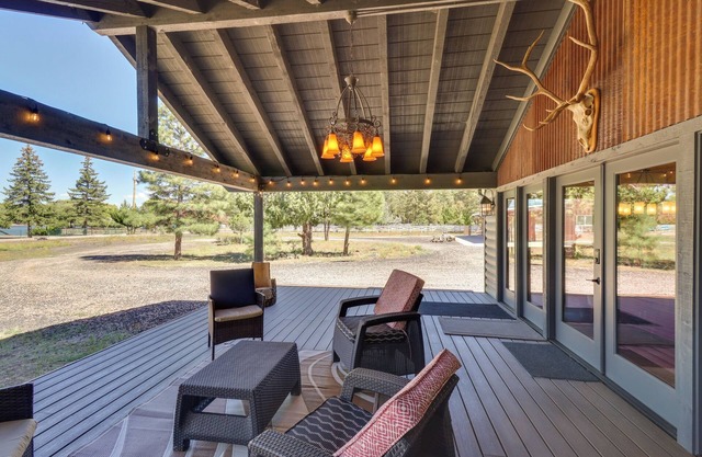 Fire Pit & Grill: Waterfront Cabin in Lakeside!