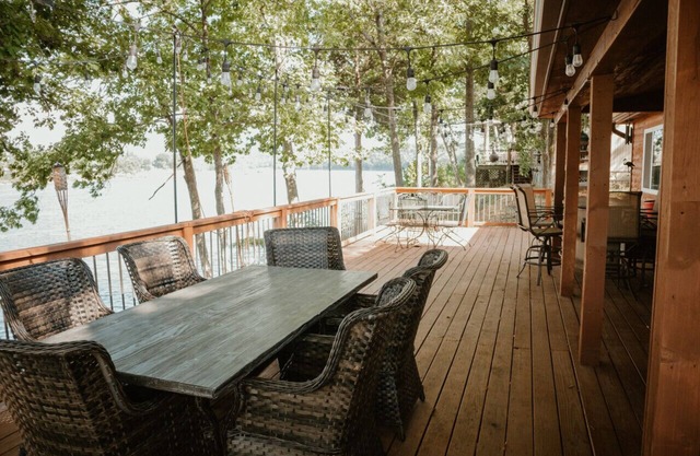 Firefly Cottage - Escape to Serenity: 2-Bedroom Lake-View Retreat