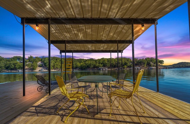 Firepit, Kayaks, Paddle Board, Lake Views, Great Location