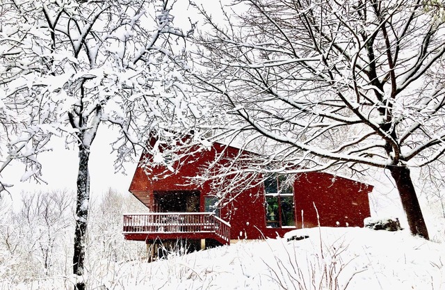 Fireplace, deck, pool, tennis, sauna, double height ceilings, Dogs welcome, views!