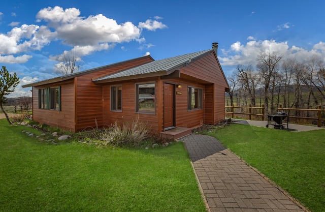 Fireside - Quaint cabin near hiking and fishing