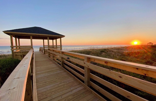 First Floor, Pet-friendly, Steps to Beach! - Oceanside Oasis