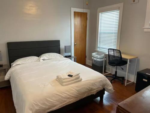 First Floor Room 8 min from Cle Airport Quiet Street All you need