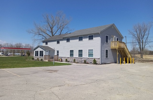Fishermen and large groups will love this spacious building! Plenty of parking!