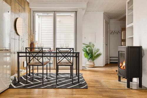 Fit For Two Families! 8 Bedrooms! 2 Bathrooms!