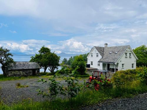 Fjord house with a private bay, boats and sauna!