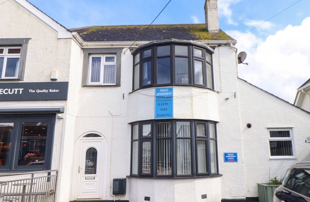 FLAT 1 NILES PLACE, pet friendly, with a garden in St Merryn