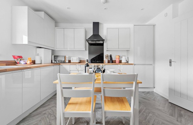 Flat 3 - Ensuite bedroom, close to local shops and Worcester City Centre