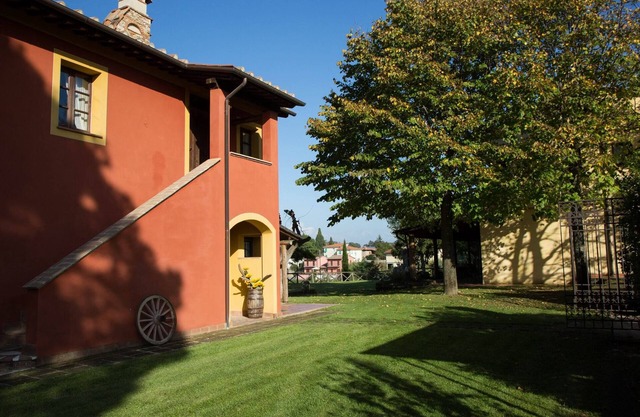 Flat in Lari, A/C, terrace, pool, restaurant, Wi-Fi, close to the village, Al