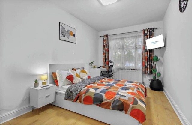 Flat in London, 1 min Walk to Station Central Line