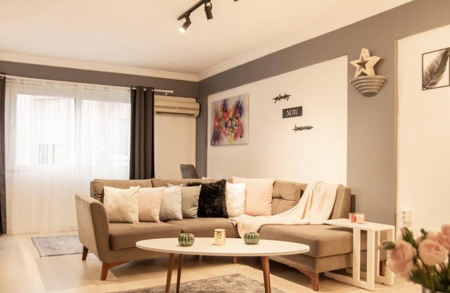 Flat near Coast with Shared Terrace in Karsiyaka