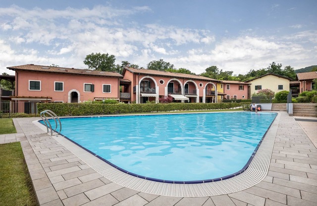 Flat 'Perlago' with shared pool, Wi-Fi and air conditioning