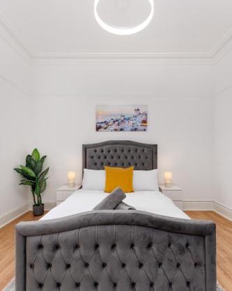 Flatzy - Sleeps 16 Near Football Ground & Ping Pong Table