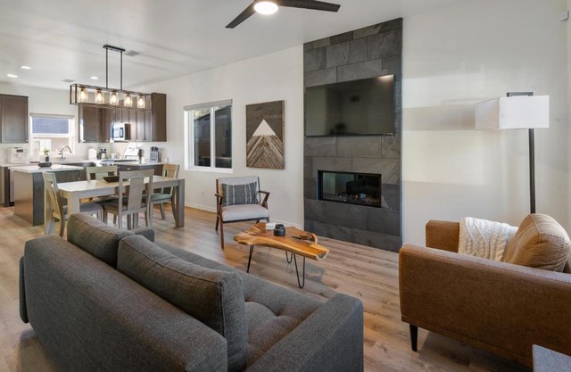 FLG Retreat - Modern Home with Mountain Views