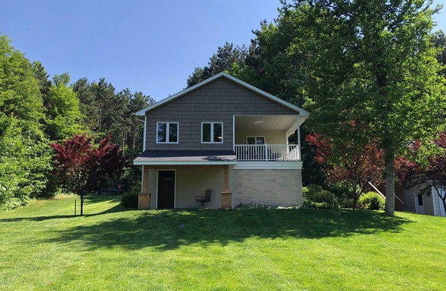 Flintfield/GLEF PRIME Location Peaceful Updated Home With Trails and Pond!