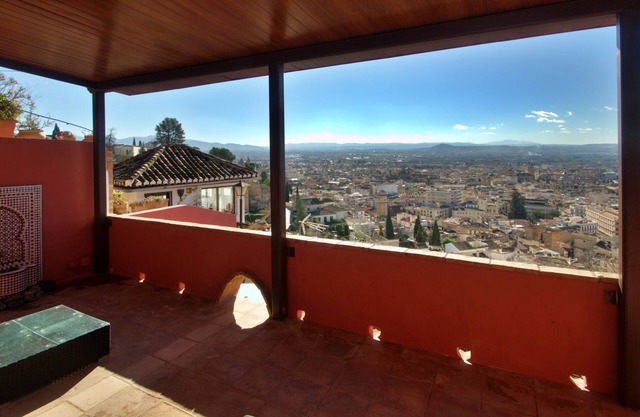 Flintstone house for 8 persons, private terrace and parking.