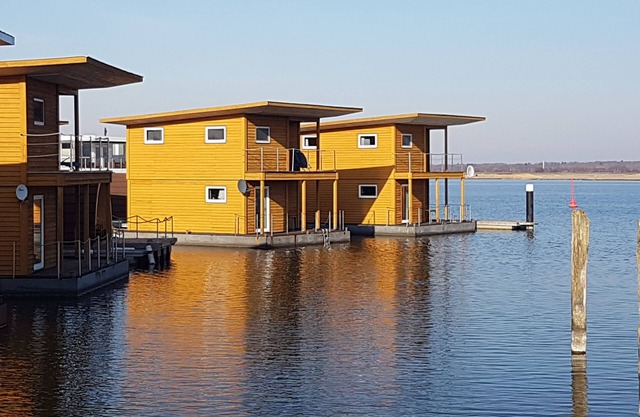 Floating Houses - Komfortable Schwimmende Ferienhäuser im Krösliner Yachthafen