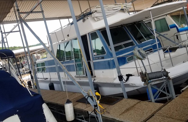 Floating Lakefront Apartment- Relax on vintage houseboat on Possum Kingdom Lake!