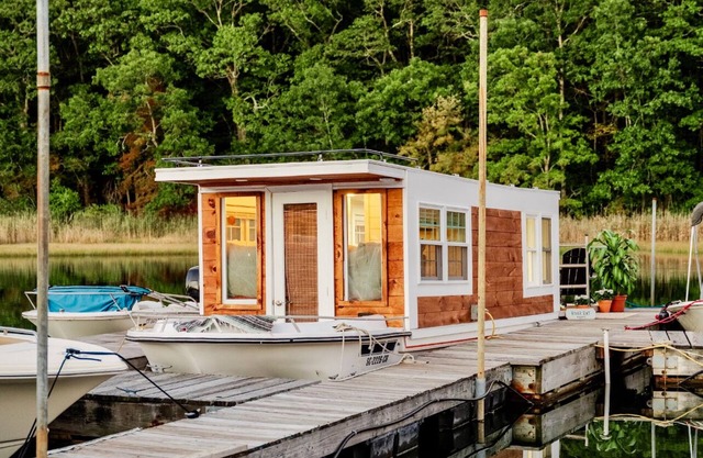 Floating Nest on Private River. Serene Views & Ultimate Relaxation