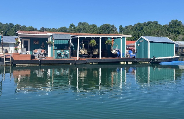 Floating Oasis for Relaxation. BYO...Boat. Wifi, Telephone, Covered Porch