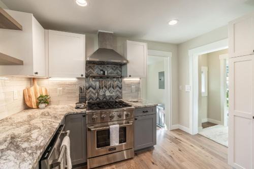 Flying Colors Cottage Walk to Downtown