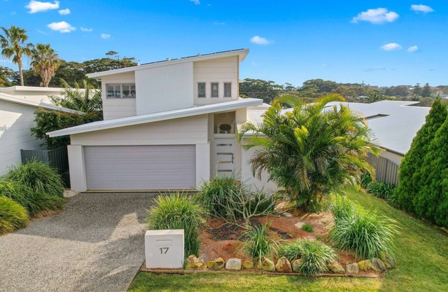 Flynns Executive Coastal Home - pool, beach, aircon
