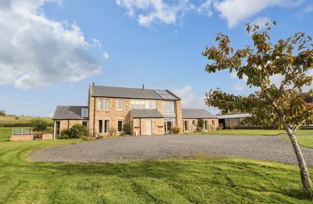 FONTBURN FARMHOUSE, pet friendly, luxury holiday cottage in Rothbury