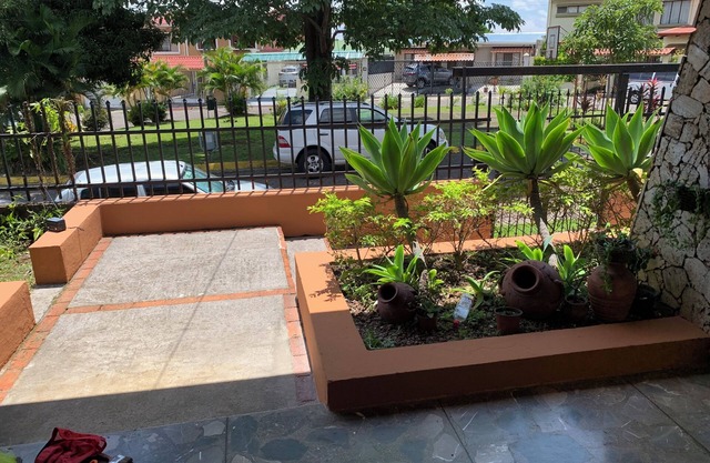 For big groups a 4 bedrooms, 3 bathrooms house near to the Airport