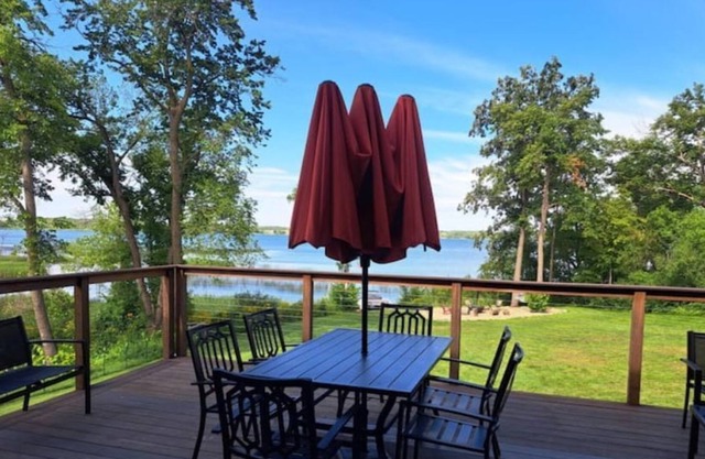 Forest Lodge Farm - restful unique modern home on Jewett Lake with space galore!