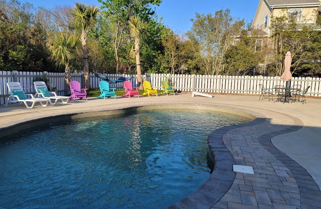 "Forget About It" Guest Suite- 300 STEPS TO BEACH! With pool