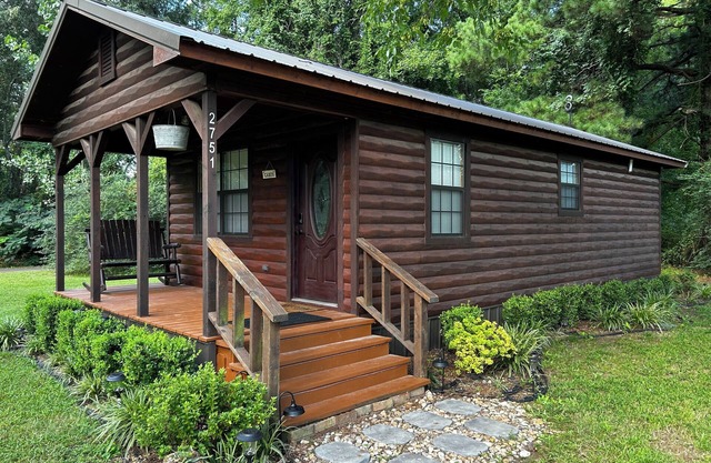 Fox Run Cabin with WiFi and AC right on 130 mile Hike-Bike and Equestrian trail.