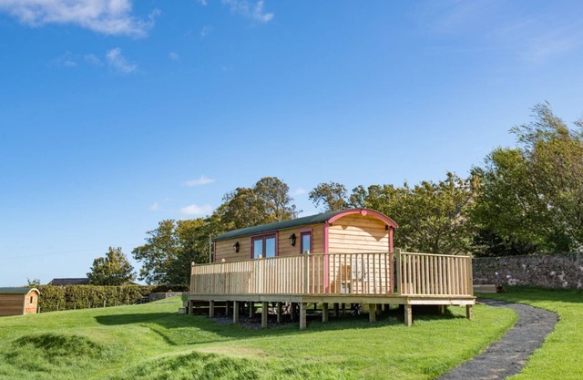 FOXGLOVE SHEPHERD'S HUT, near Berwick upon Tweed - sleeps 4