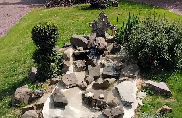 WATERFALL, SPA BATH,TRADITIONALL FARMHOUSE IN PEACEFUL GARDENS.POOL NEAR HOUSE