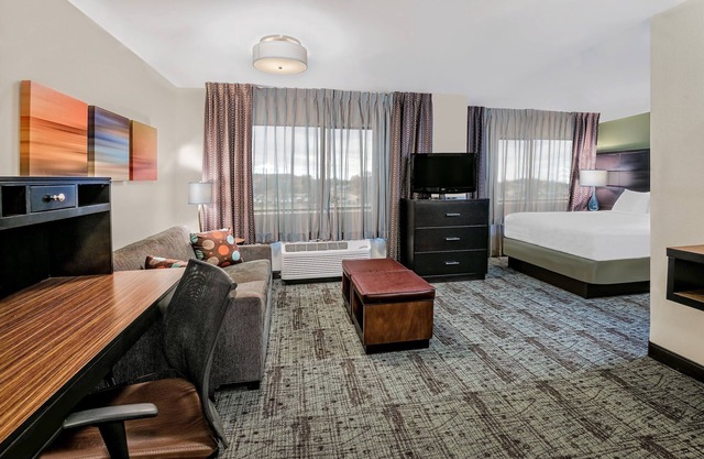 Free Breakfast. Shared Pool & Hot Tub. Studio Near Texas Tech University & University Medical Center.
